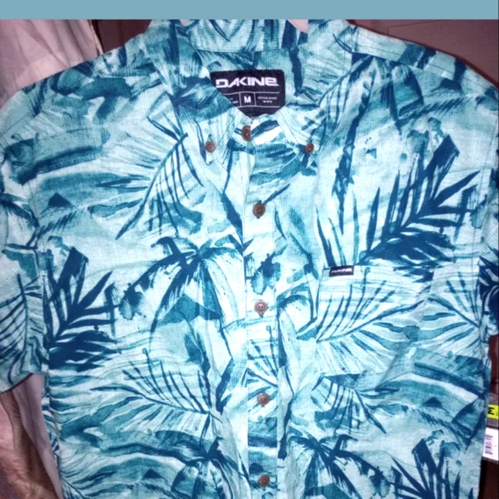COPY - Dakine Poipu Wovens Mens Button Down Short Sleeve Shirt. Size Medium